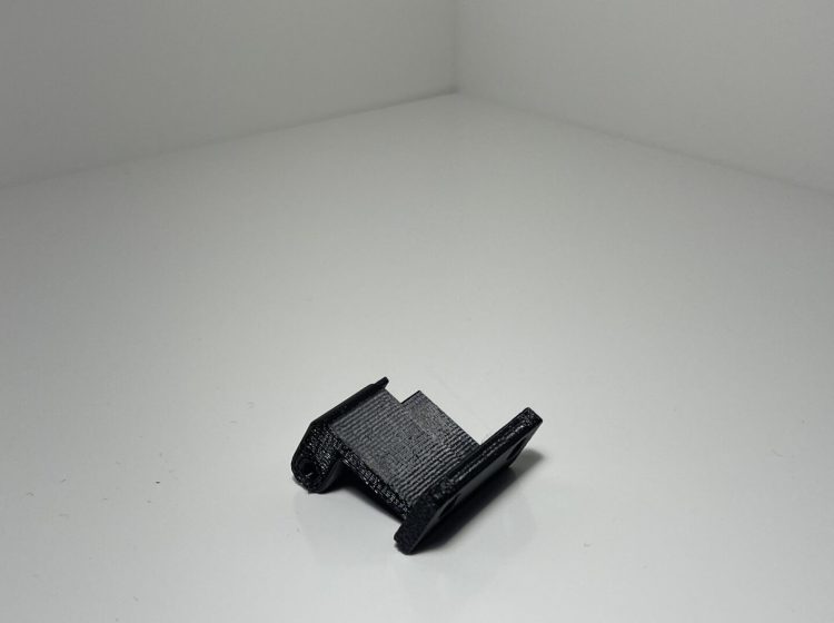 Zaczep blokujący drzwi lodówki turystycznej