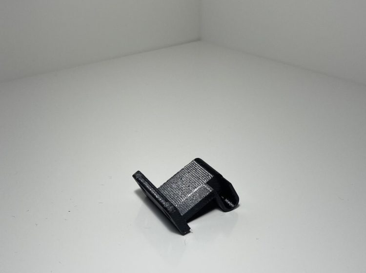 Zaczep blokujący drzwi lodówki turystycznej